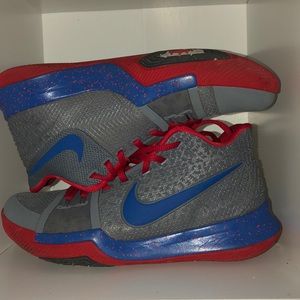 Kyrie threes size 7 condition 10/10 Price $65